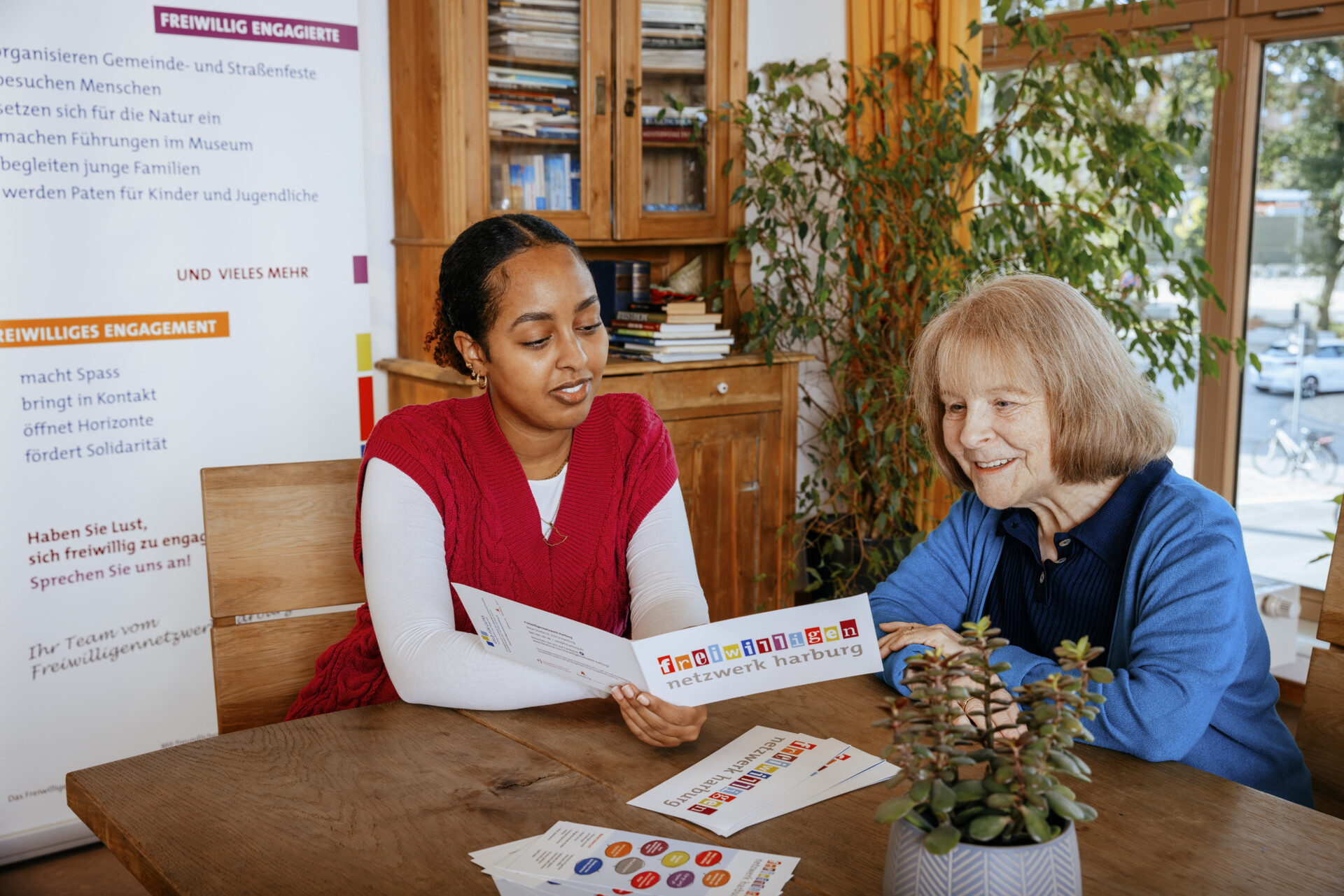 2 Personen sprechen über die Frewilligenarbeit