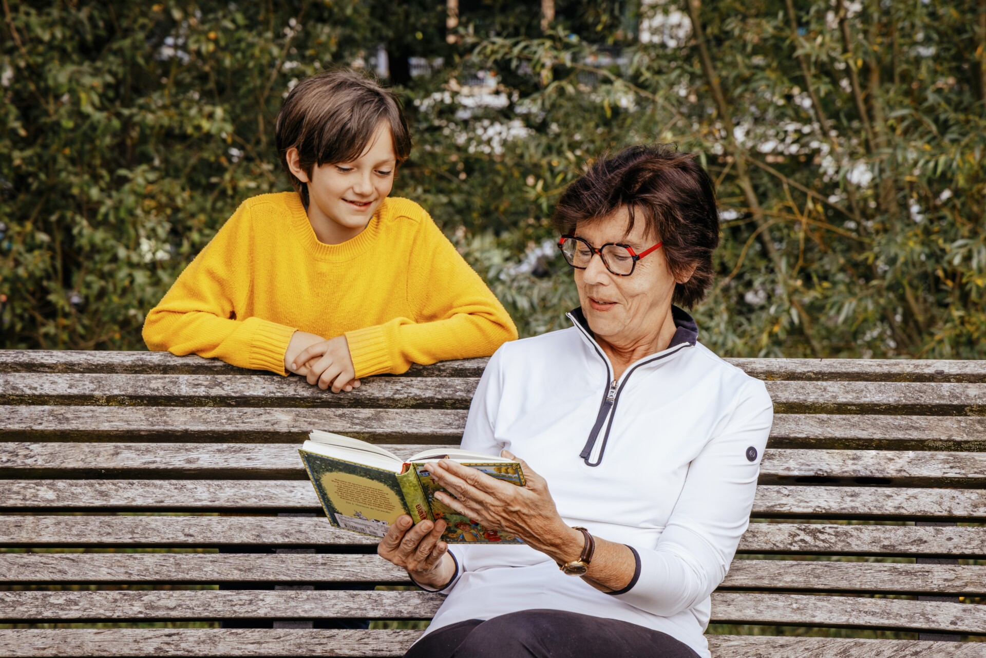 Foto: EIne Person liest einem Kind ein Buch vor