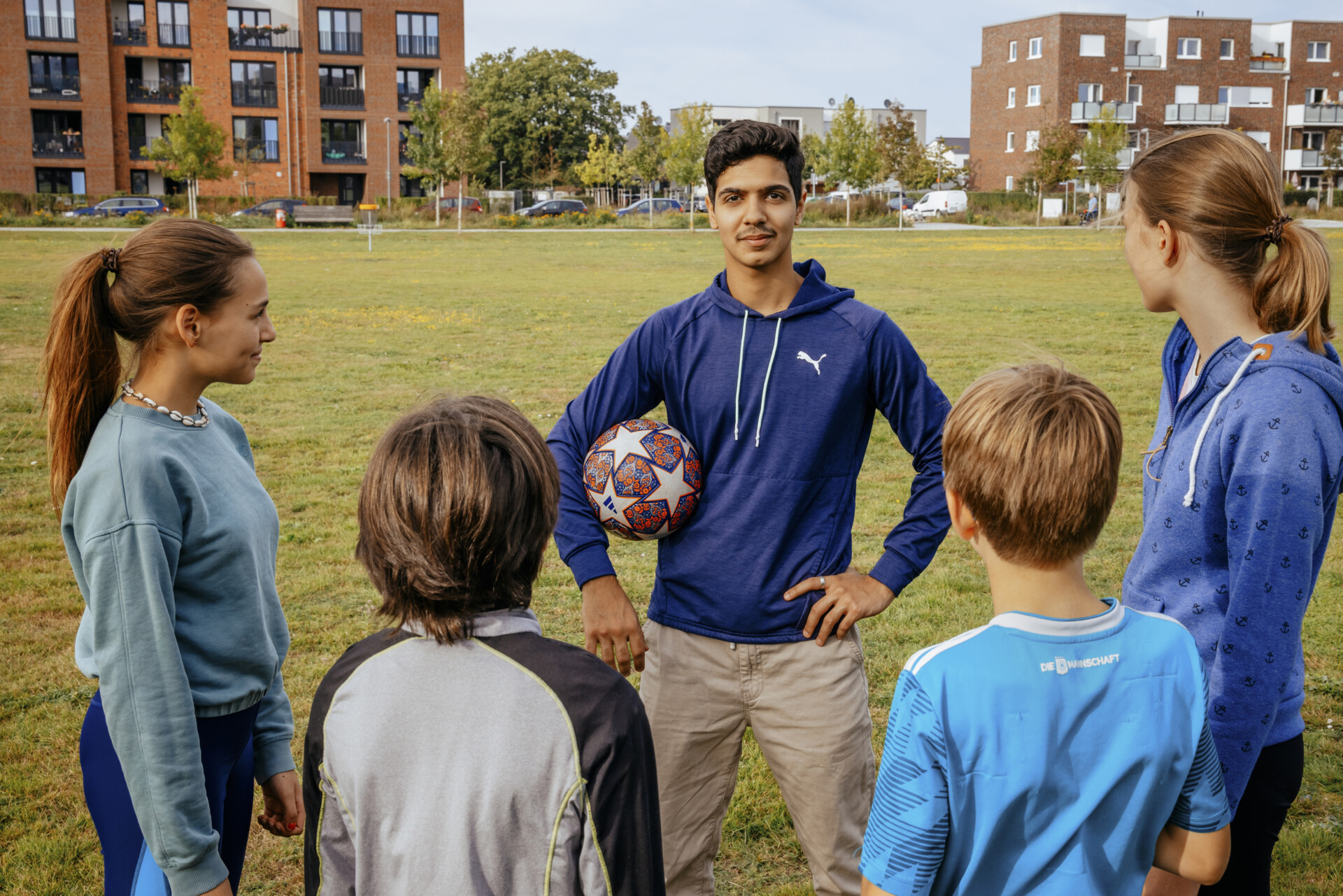 Foto: Menschen spielen gemeinsam Fußball