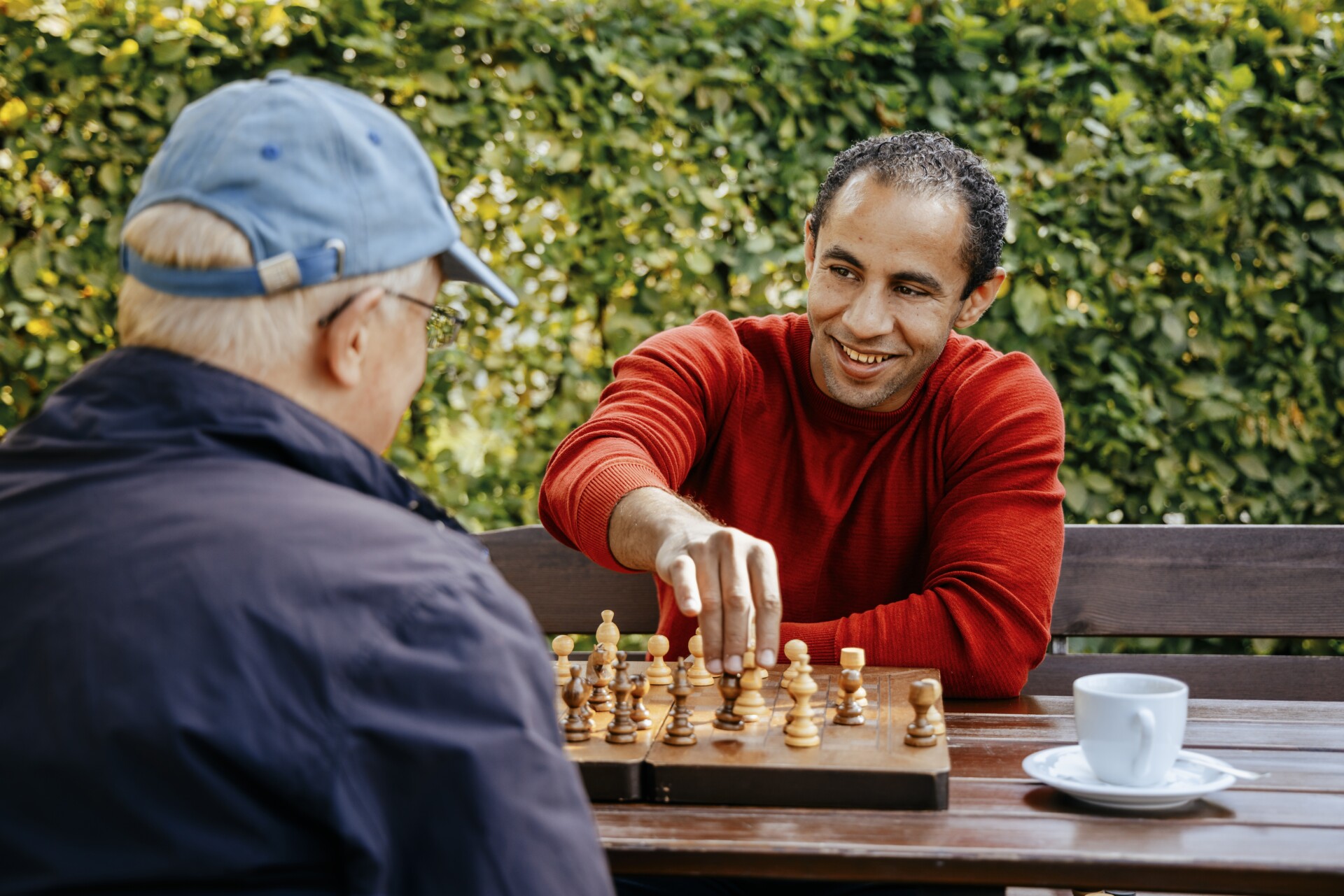 Foto: Zwei Menschen spielen Schach gemeinsam